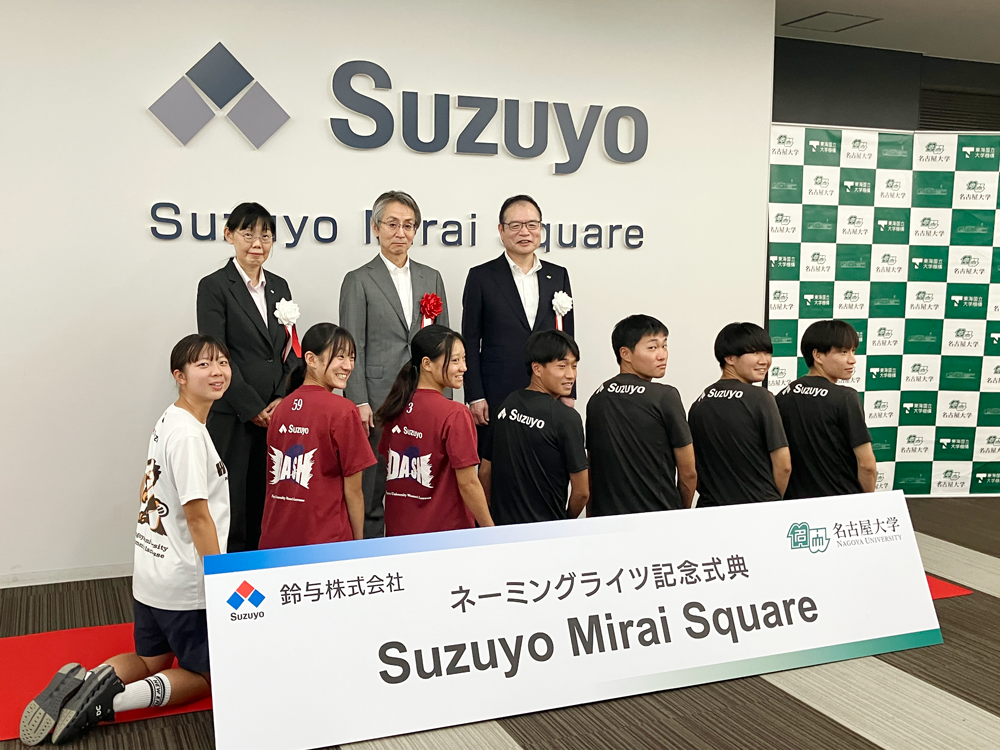 当社が支援するサッカー部、ラクロス部の部員との集合写真