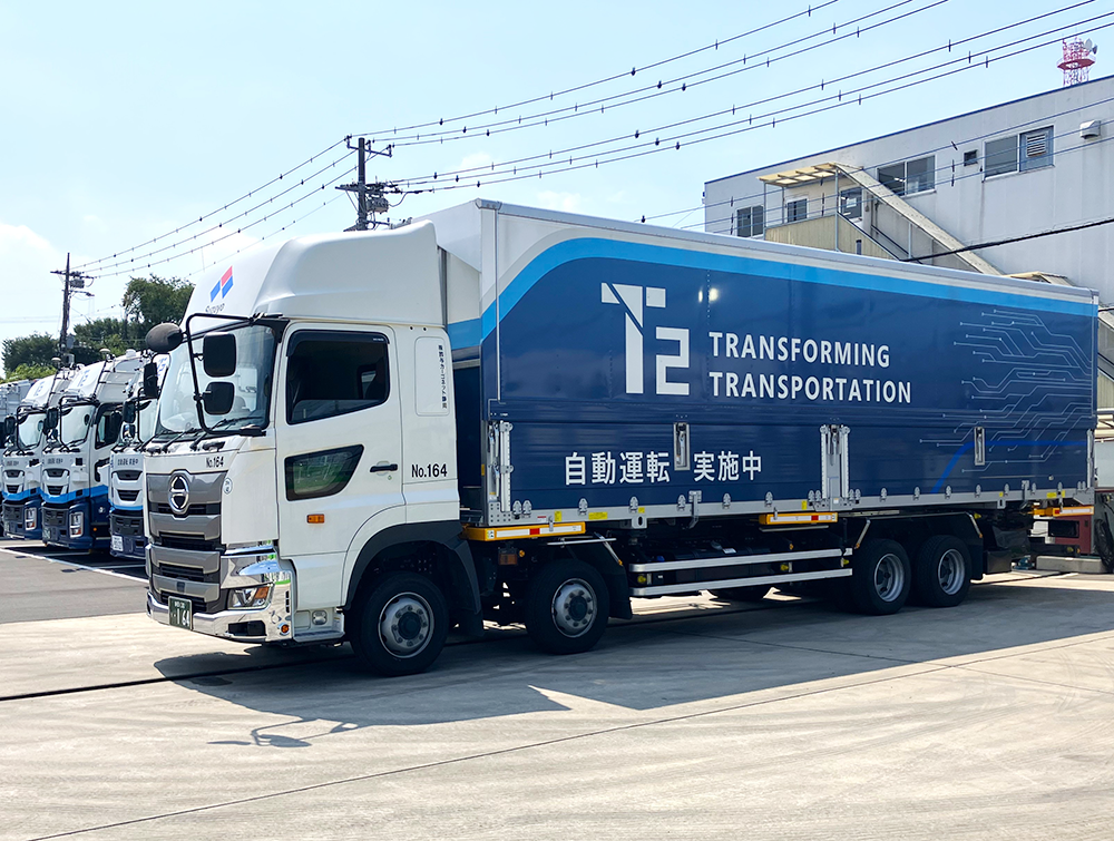 T2の自社車庫で鈴与トラックからT2トラックへコンテナを移し替える様子